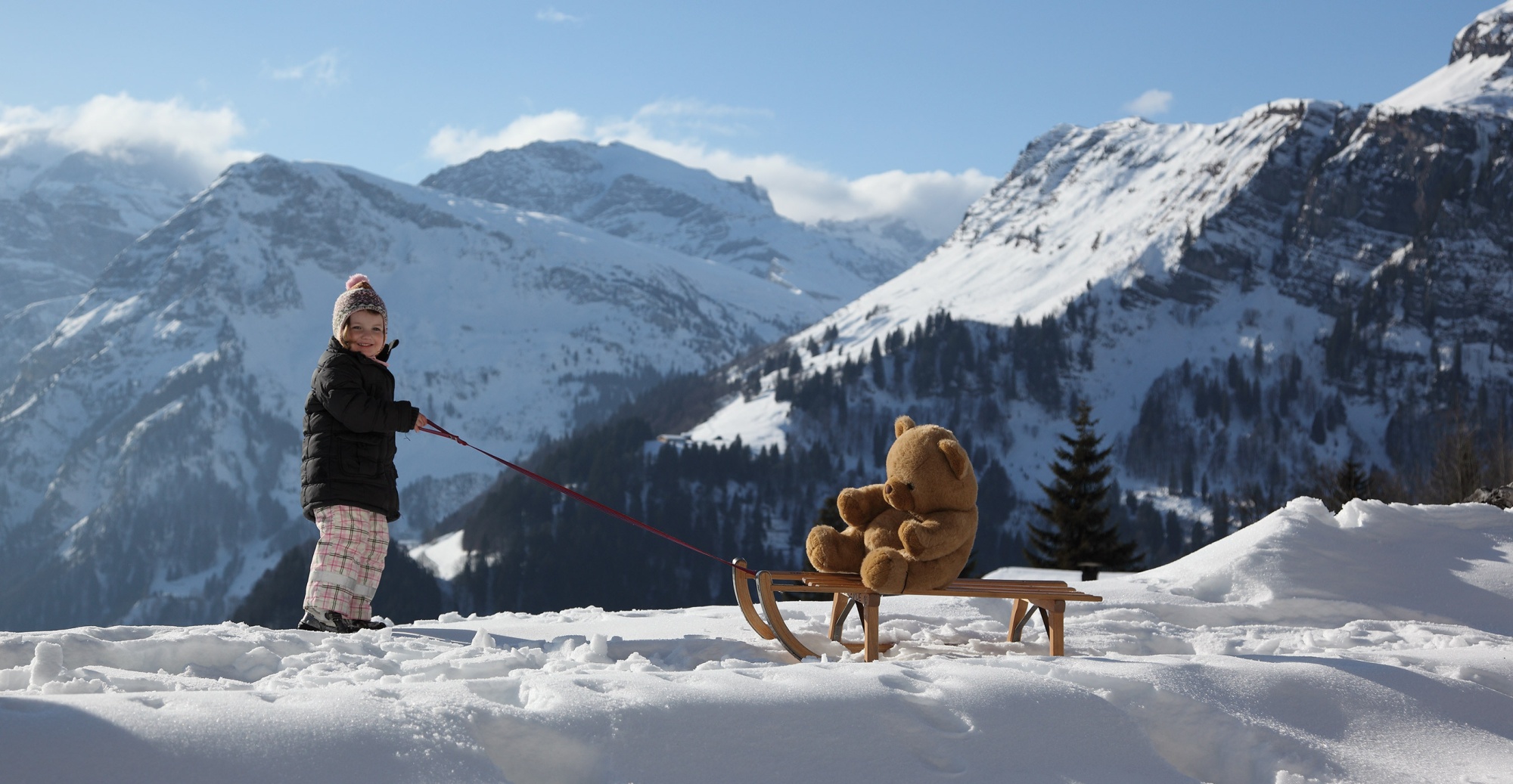 Winter kind mit schlitten 2 maerchenhotel braunwald